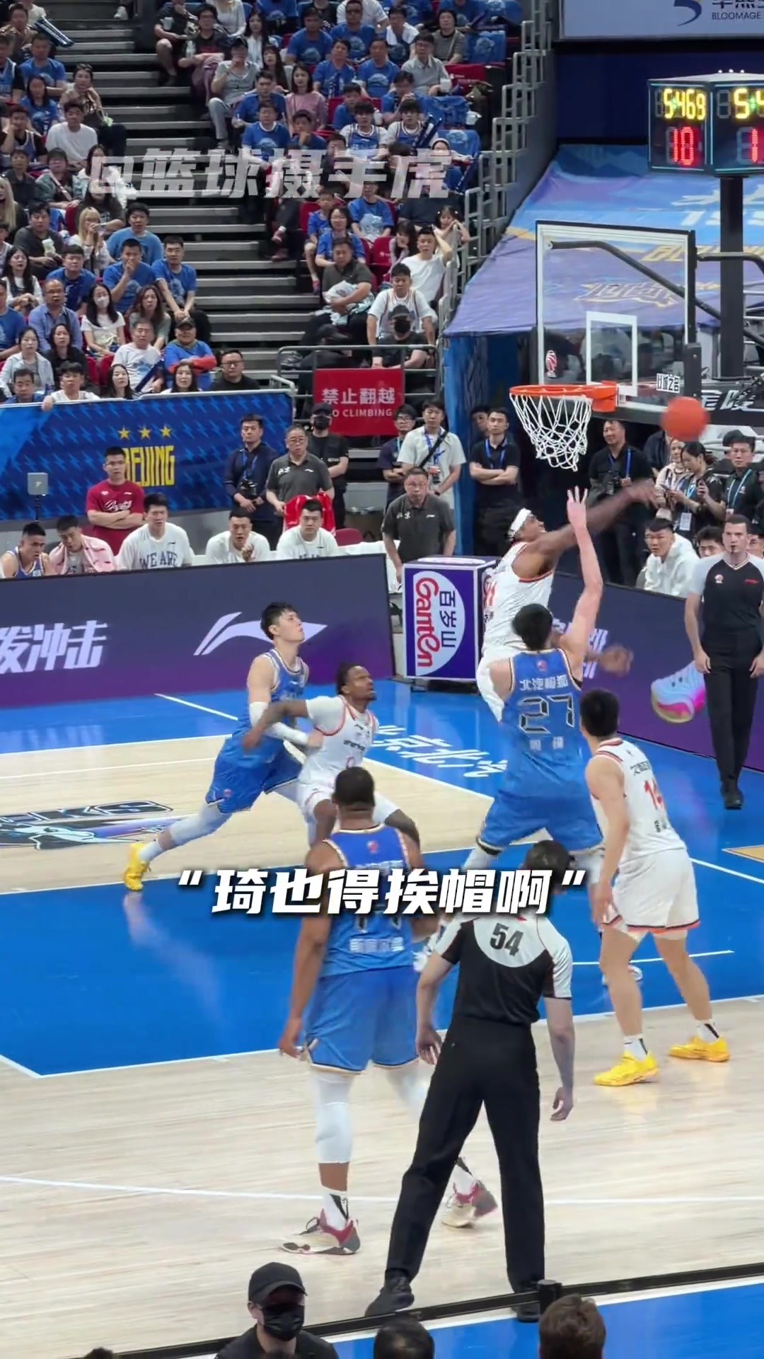 大白边在内线有多恐怖？周琦加上麦基一起面对他，那也无可奈何啊